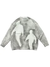 Buzo de punto color gris claro con diseño estampado de siluetas humanas en color blanco. Presenta cuello redondo, mangas largas y un ajuste regular.