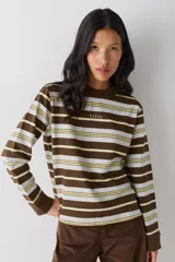 Bucito de manga larga con diseño de rayas horizontales en tonos marrón, blanco y amarillo. Presenta cuello redondo tejido y puños acanalados, con el logo de la marca bordado en el centro del pecho.