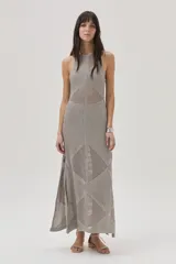 Vestido largo tejido calado color gris, con cuello halter y diseño de rombos.