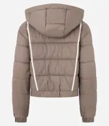 Campera puffer deportiva Get Over, color blanco con detalles de bies en color negro a lo largo de las mangas. Presenta cuello alto con capucha integrada, cierre frontal con botones a presión, bolsillos laterales con cremallera y puños con elásticos.