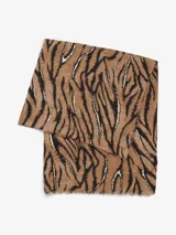 Bufanda de estilo clásico con estampado animal print de tigre en tonos marrón, negro y beige, con flecos en los extremos.