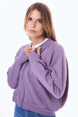 Campera de felpa tipo bomber, color rosado, con cierre frontal completo, cuello redondo y mangas largas con puños ajustados.