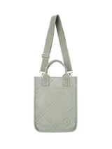 Bolso matero de diseño vertical con efecto capitoné y costuras romboidales, color verde militar. Cuenta con manijas cortas superiores y una correa ajustable para el hombro con la inscripción de la marca. Incluye un pequeño aplique circular con logo en la parte inferior.