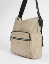 Cartera tipo hobo convertible en mochila, color negro, confeccionada en nylon. Cuenta con un bolsillo frontal con cierre metálico y correa ajustable para llevar al hombro o como mochila.