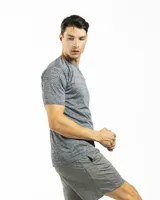 Remera deportiva gris oscuro de poliéster y spandex, de manga corta y cuello redondo.