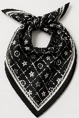 Pañuelo cuadrado de seda color negro con estampado de flores blancas dispuestas en un patrón cuadriculado con bordes en contraste.