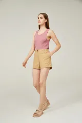 Musculosa de algodón color rosa viejo, de corte holgado y cuello redondo.