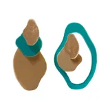 Par de aros colgantes con formas orgánicas irregulares en color marrón, turquesa y dorado.
