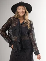 Camisa de encaje color crema, con corte clásico, volado frontal y botones al frente.