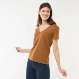 Camiseta básica de manga corta con cuello en pico, confeccionada en tejido liso de color marrón.
