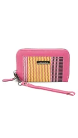 Billetera mediana con cierre perimetral, confeccionada en cuero sintético rosa y detalle central de tejido tipo telar con rayas verticales en amarillo, rosa y negro. Incluye correa de mano desmontable y placa metálica con logo de la marca.