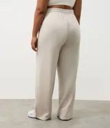 Pantalón deportivo de corte recto confeccionado en una mezcla de poliéster, modal y elastano. Presenta cintura elástica con cordón ajustable y detalle en rib, ofreciendo un calce cómodo y versátil.