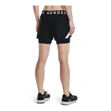 Short deportivo Under Armour Play Up 2 en 1 para mujer, color negro con detalles en blanco. Cuenta con cintura elástica con logo de la marca y calza interior incorporada.