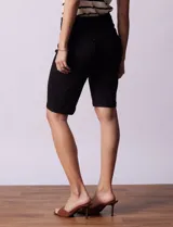 Bermuda blanca de gabardina elastizada marca Zac & Rachel. Tiene pretina ancha elastizada, bolsillos delanteros y traseros, y ruedo con dobladillo.