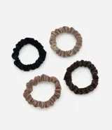 Kit de cuatro gomitas para el pelo tipo mini scrunchie con acabado fruncido, confeccionadas en tela suave de poliéster en tonos neutros.