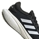 Championes de running Adidas Supernova 2, color negro con detalles en blanco. Presentan un diseño técnico con malla transpirable, entresuela con tecnología de amortiguación y las icónicas tres bandas laterales en contraste.