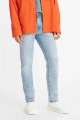 Pantalón de jean celeste de corte skinny, tiro medio y confeccionado en tejido rígido.