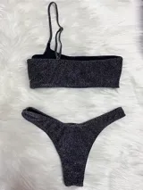 Conjunto de bikini de dos piezas color plateado brillante, con corpiño de un solo hombro y bombacha cavada.