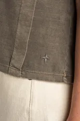 Remera de algodón peinado con efecto lavado, cuello redondo y mangas cortas, de calce ajustado al cuerpo.