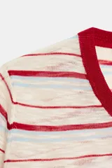 Top de punto de manga corta con cuello redondo, diseño a rayas horizontales en tonos rojo, blanco y azul claro, con terminaciones acanaladas en contraste.