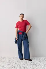 Remera blanca de manga corta y cuello redondo, con calce ajustado al cuerpo y diseño liso y minimalista.