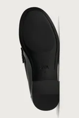 Mocasín de vestir para hombre en color marrón oscuro, con diseño clásico de antifaz en el empeine, detalle fruncido en la parte delantera y suela con ligero tacón.