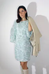 Minivestido celeste con estampado floral en verde agua y lentejuelas.