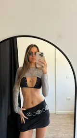 Top manga larga de tul color gris.