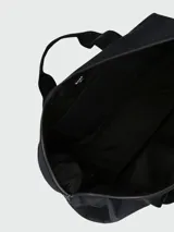 Bolso tipo tote de la marca Boss, color negro, con diseño minimalista, logo grabado en el frente, doble asa de mano y correa desmontable.
