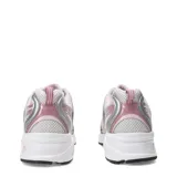Championes New Balance modelo 530, con diseño retro y deportivo. Presentan una base de malla blanca con superposiciones en cuero sintético plateado y detalles en color rosado. Cuentan con entresuela con tecnología ABZORB para mayor amortiguación y suela de goma resistente.