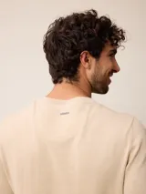 Sweater de punto con cuello redondo, manga larga y puños acanalados. Presenta un pequeño logo bordado en el pecho.