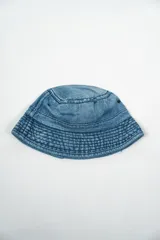 Gorro tipo bucket de denim azul claro, con costuras horizontales marcadas en el ala y la copa.