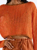 Sweater crop negro de punto abierto y manga larga con brillo sutil. Presenta escote bote y diseño relajado.