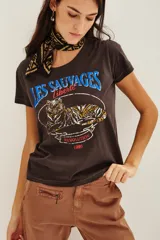Remera de algodón color gris oscuro con estampa frontal estilo vintage que incluye un tigre, texto en azul y rojo, y diseño gráfico circular.