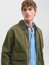 Campera utility color verde militar, de manga larga con cuello camisero de pana. Diseño liviano y resistente con cierre de botones, dos bolsillos frontales con solapa y dos bolsillos laterales. Interior forrado en poliéster reciclado y acabado repelente al agua.