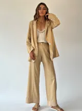 Blazer blanco de lino y viscosa, con solapas y cierre de un botón.