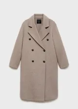 Abrigo largo de diseño oversize confeccionado en tejido con mezcla de lana. Presenta cuello con solapas de muesca, cierre frontal de doble botonadura y hombros caídos. Cuenta con dos bolsillos laterales y abertura posterior en el bajo.