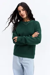 Sweater de tejido acanalado en color beige, con cuello redondo y diseño de calce relajado.