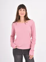 Remera de manga larga con cuello redondo, confeccionada en tejido de punto acanalado de color gris.