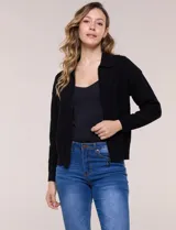 Cardigan tejido con cierre frontal de la marca Rio & Rian, color negro, con cuello polo y cremallera metálica completa. Confeccionado en tejido de punto con textura labrada en relieve en el frente y mangas, con mangas largas y puños acanalados.