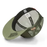 Gorra tipo trucker color verde oliva con malla trasera, visera plana y parche frontal bordado con el personaje Wile E. Coyote de Looney Tunes.