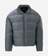 Campera puffer masculina Blue Steel, con diseño acolchado, cuello alto, cierre frontal por cremallera y efecto metalizado en tono gris.