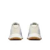 Championes de trail running Merrell Fly Strike 2, color lila con detalles en blanco y suela de goma color caramelo. Presentan una parte superior de malla transpirable con refuerzos de TPU, entresuela de espuma EVA para mayor amortiguación y suela con tacos antideslizantes para mejor tracción.