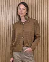 Cardigan de punto color marrón, con diseño calado horizontal, cuello tipo polo y cierre frontal con botones. Presenta mangas largas con puños elásticos y corte holgado.