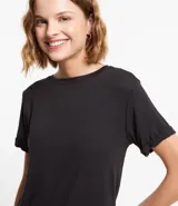 Blusa básica de cuello redondo y manga corta con detalle de dobladillo plegado. Confeccionada en tejido de viscosa con spandex, ofrece un ajuste cómodo y versátil.