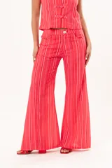 Pantalón de tiro medio y pierna amplia, con diseño a rayas en tonos rojos y rosados, bolsillos y pasacintos.