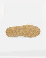 Championes Veja Wata II Low, confeccionados en denim azul con logo lateral en contraste color crema, puntera y suela de goma color caramelo, y cordones blancos.