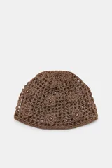 Gorro tipo casquete marrón tejido en crochet, con diseño de flores en relieve y pequeños abalorios metálicos aplicados.