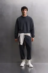 Sudadera negra de entrenamiento relaxed fit confeccionada en tejido de algodón con interior rizo, cuello redondo, manga larga y acabados en rib.