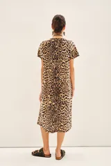 Vestido midi de jersey de algodón con estampado animal print de leopardo, escote en V y manga corta.